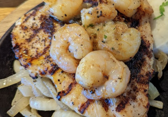 A plate of food with shrimp and pasta.