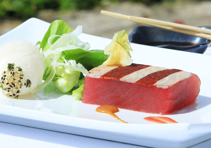 A plate of food with salad and meat on it.