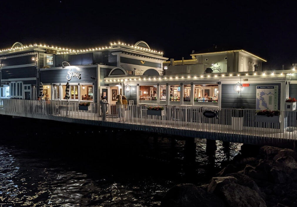 A restaurant with lights on the side of it